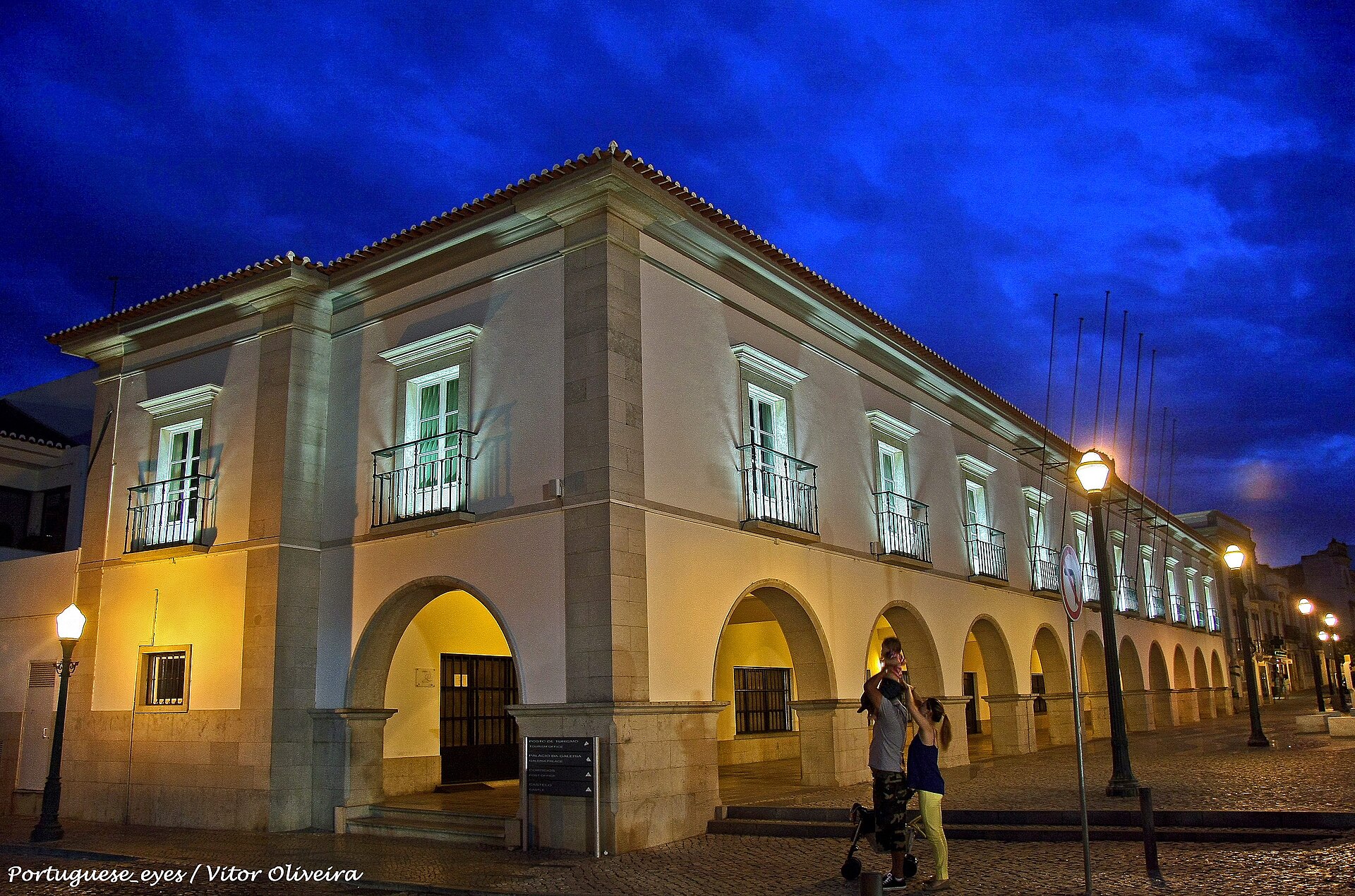 Paços do Concelho (Municipio) - Vitor Oliveira from Torres Vedras, PORTUGAL, CC BY-SA 2.0, Wikimedia Commons (Câmara Municipal de Tavira - Portugal (35520376565).jpg) 4/5