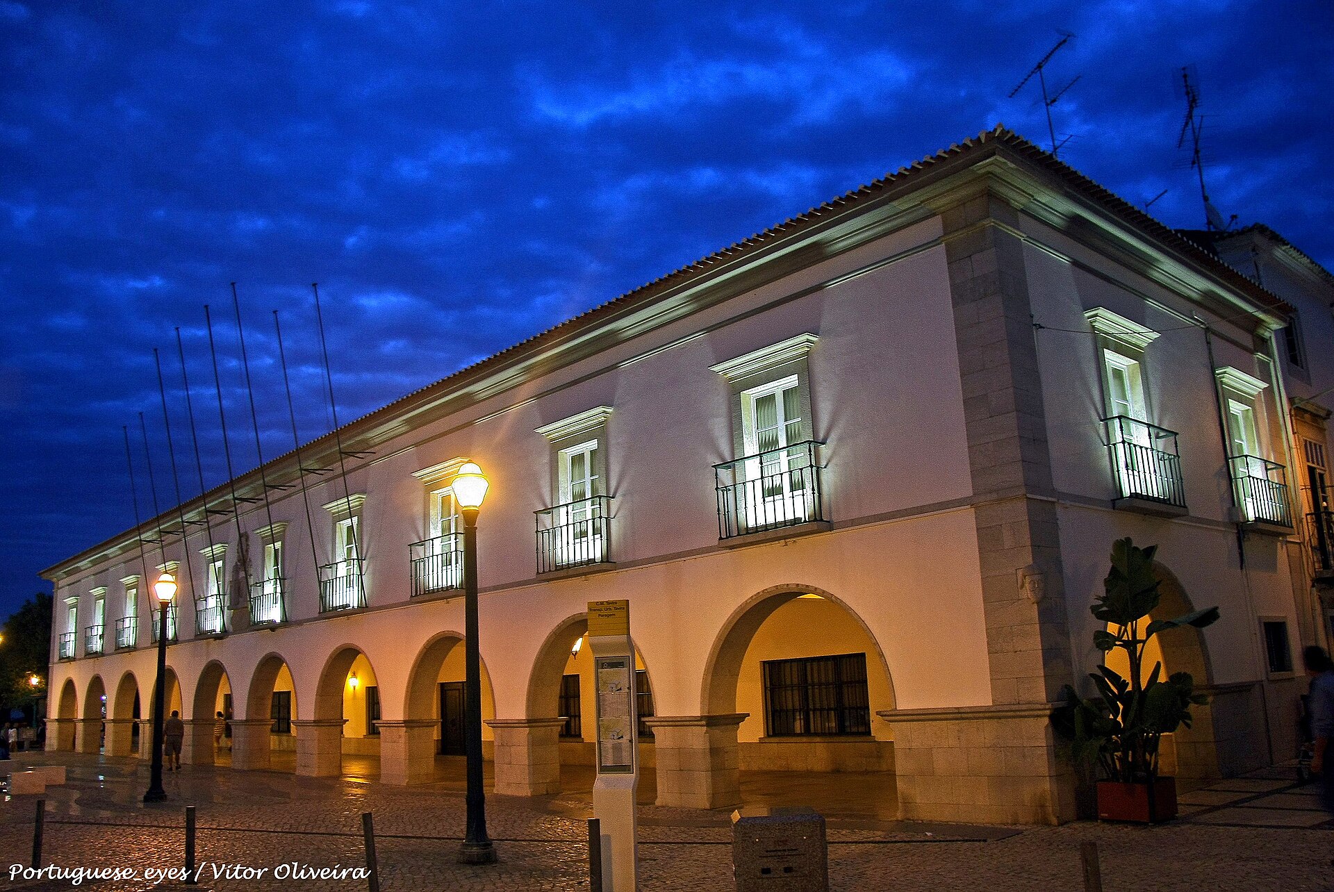 Paços do Concelho (Municipio) - Vitor Oliveira from Torres Vedras, PORTUGAL, CC BY-SA 2.0, Wikimedia Commons (Câmara Municipal de Tavira - Portugal (36786636670).jpg) 2/5