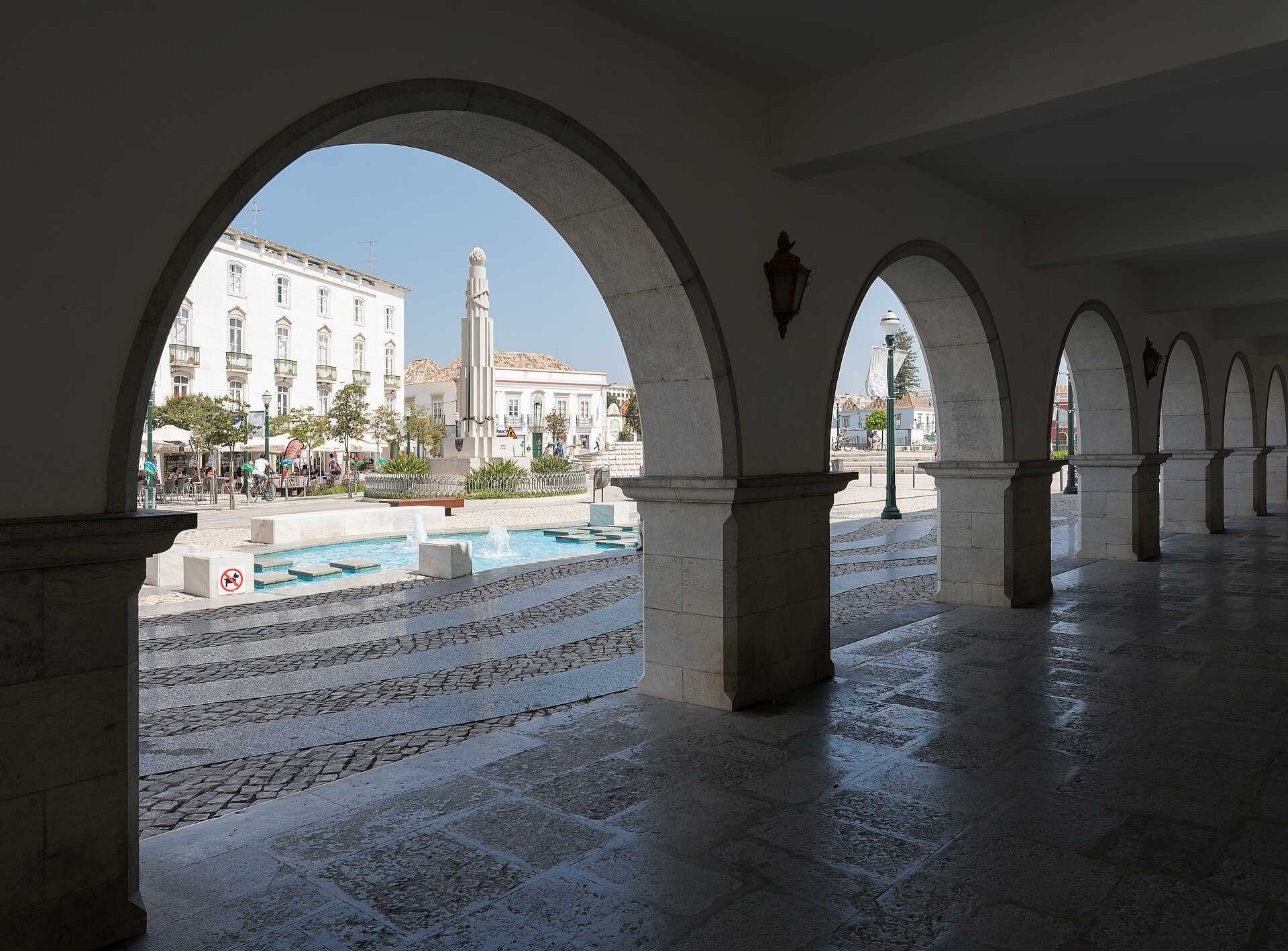 Paços do Concelho (Municipio) - Jules Verne Times Two, CC BY-SA 4.0, Wikimedia Commons (City Hall arches, Tavira, Portugal julesvernex2.jpg) 5/5