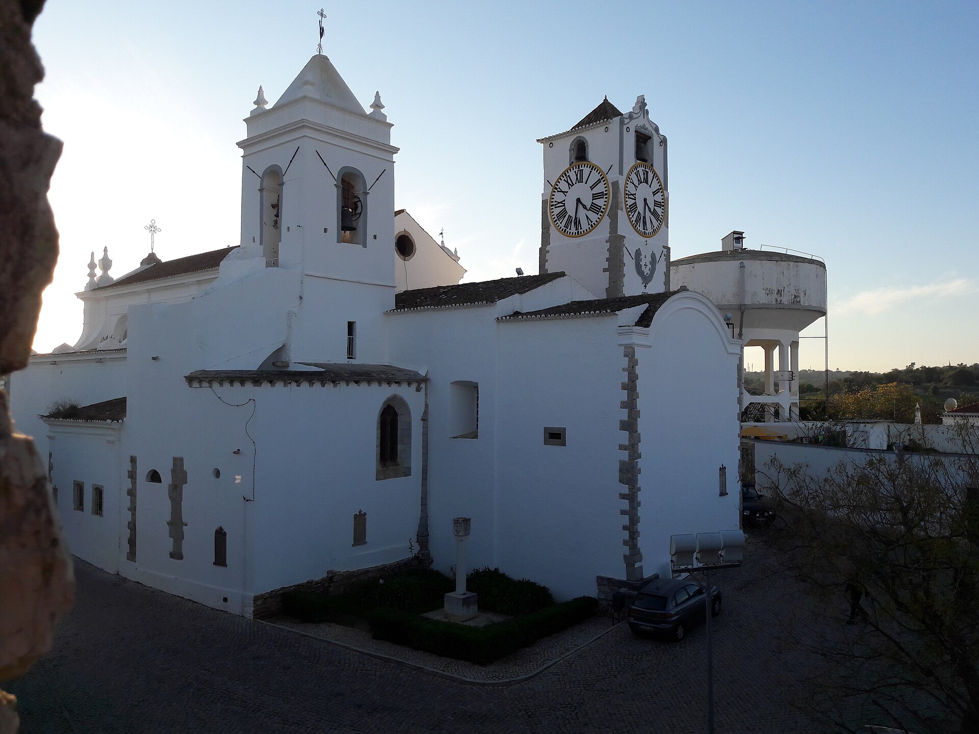 Igreja de Santa Maria do Castelo - Bextrel, CC BY-SA 4.0, Wikimedia Commons (Igreja de Santa Maria do Castelo, Tavira - Algarve - 26.12.2018.jpg) 3/10