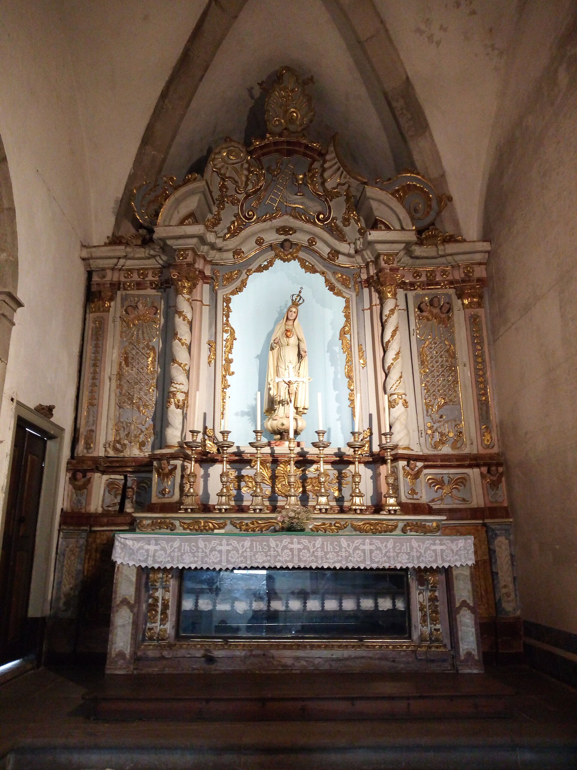 Igreja de Santa Maria do Castelo - RicardoFilipePereira, CC BY-SA 4.0, Wikimedia Commons (Igreja de Santa Maria do Castelo, Tavira 03.jpg) 4/10