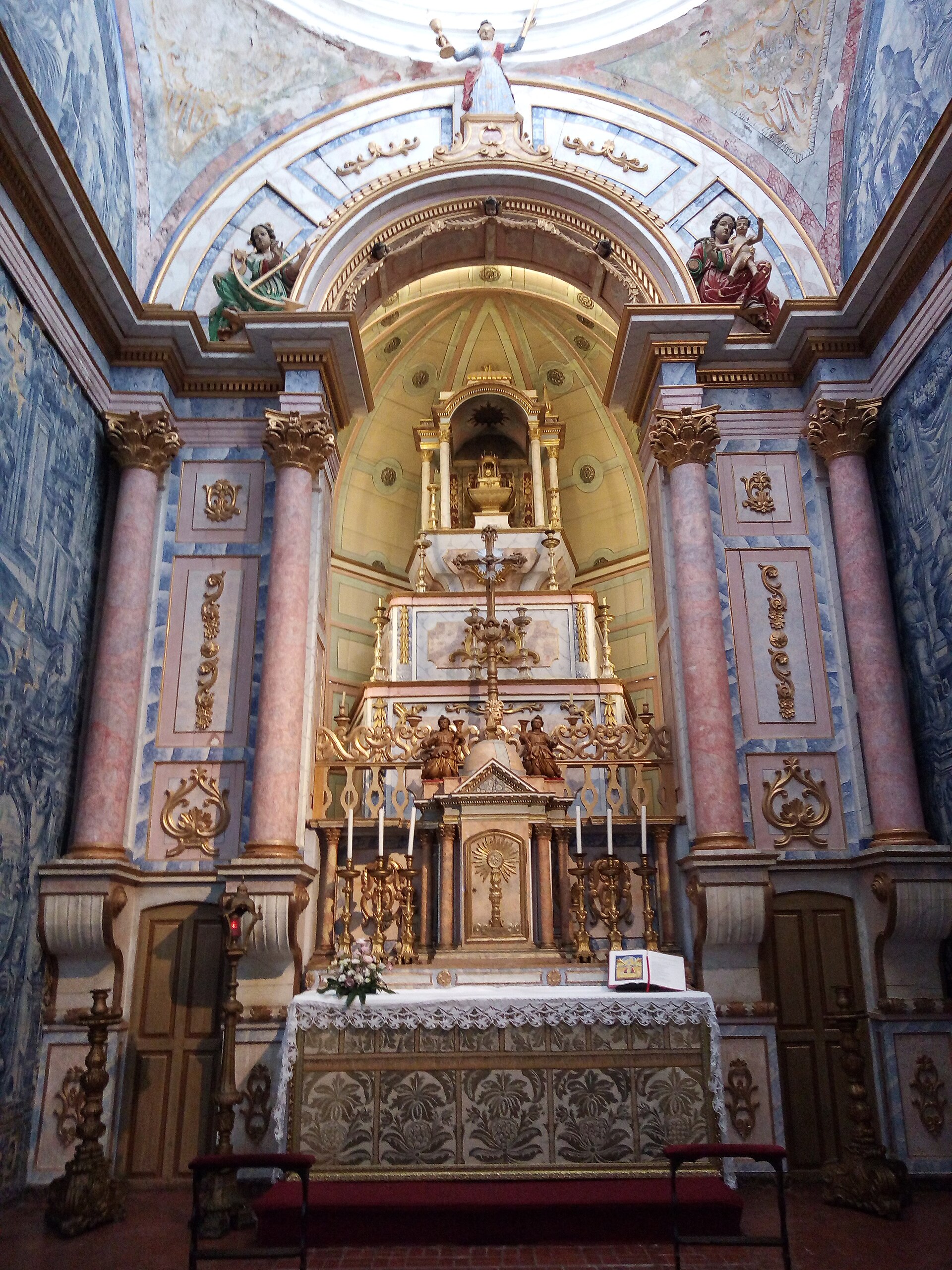 Igreja de Santa Maria do Castelo - RicardoFilipePereira, CC BY-SA 4.0, Wikimedia Commons (Igreja de Santa Maria do Castelo, Tavira 06.jpg) 5/10