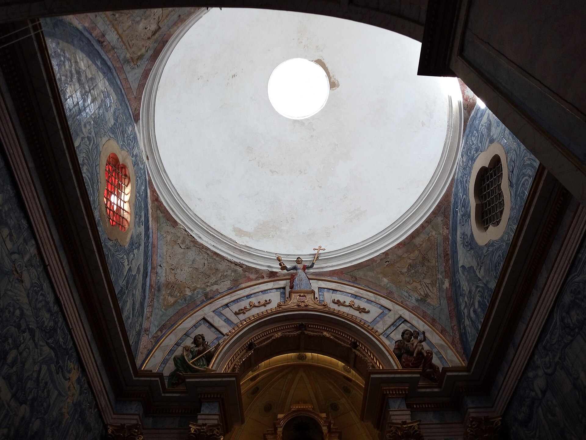 Igreja de Santa Maria do Castelo - RicardoFilipePereira, CC BY-SA 4.0, Wikimedia Commons (Igreja de Santa Maria do Castelo, Tavira 08.jpg) 6/10