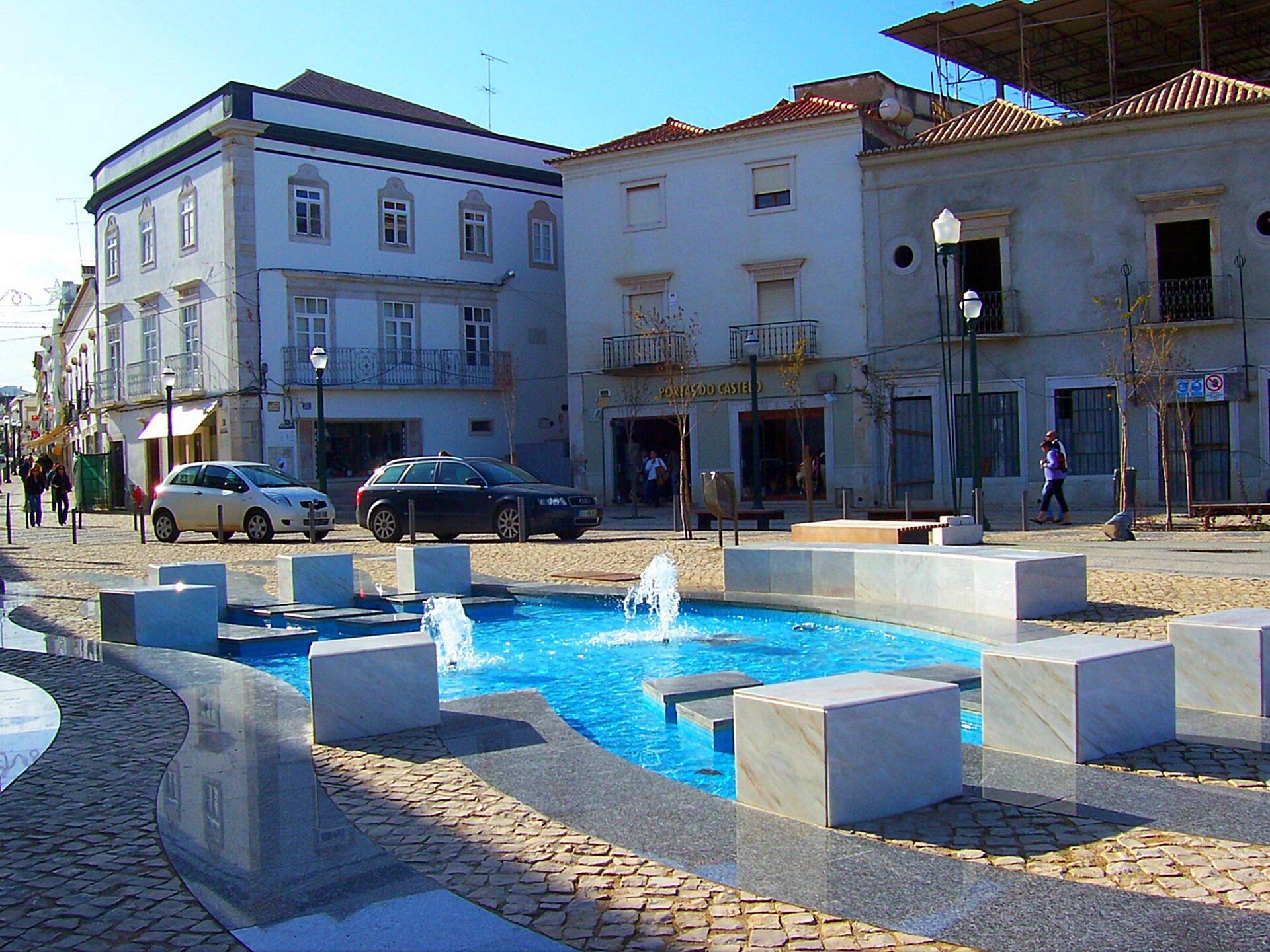 Praça da República - Jose A., CC BY 2.0, Wikimedia Commons (Tavira (Portugal) (8561564279).jpg) 6/9