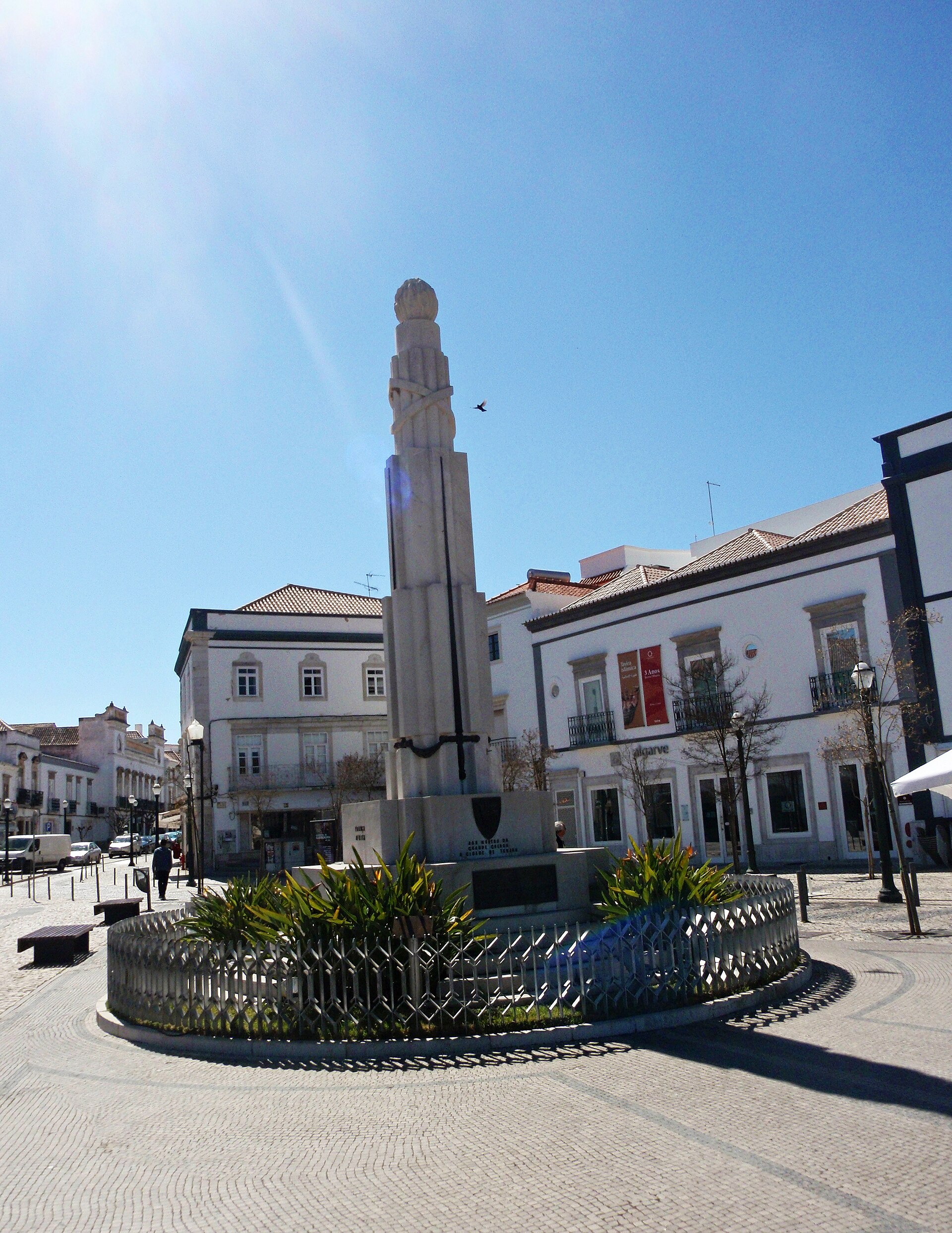 Monumento aos Combatentes da Grande Guerra (Monumento ai caduti) - Jose A., CC BY 2.0, Wikimedia Commons (Tavira (Portugal) (32542247084).jpg) 2/2