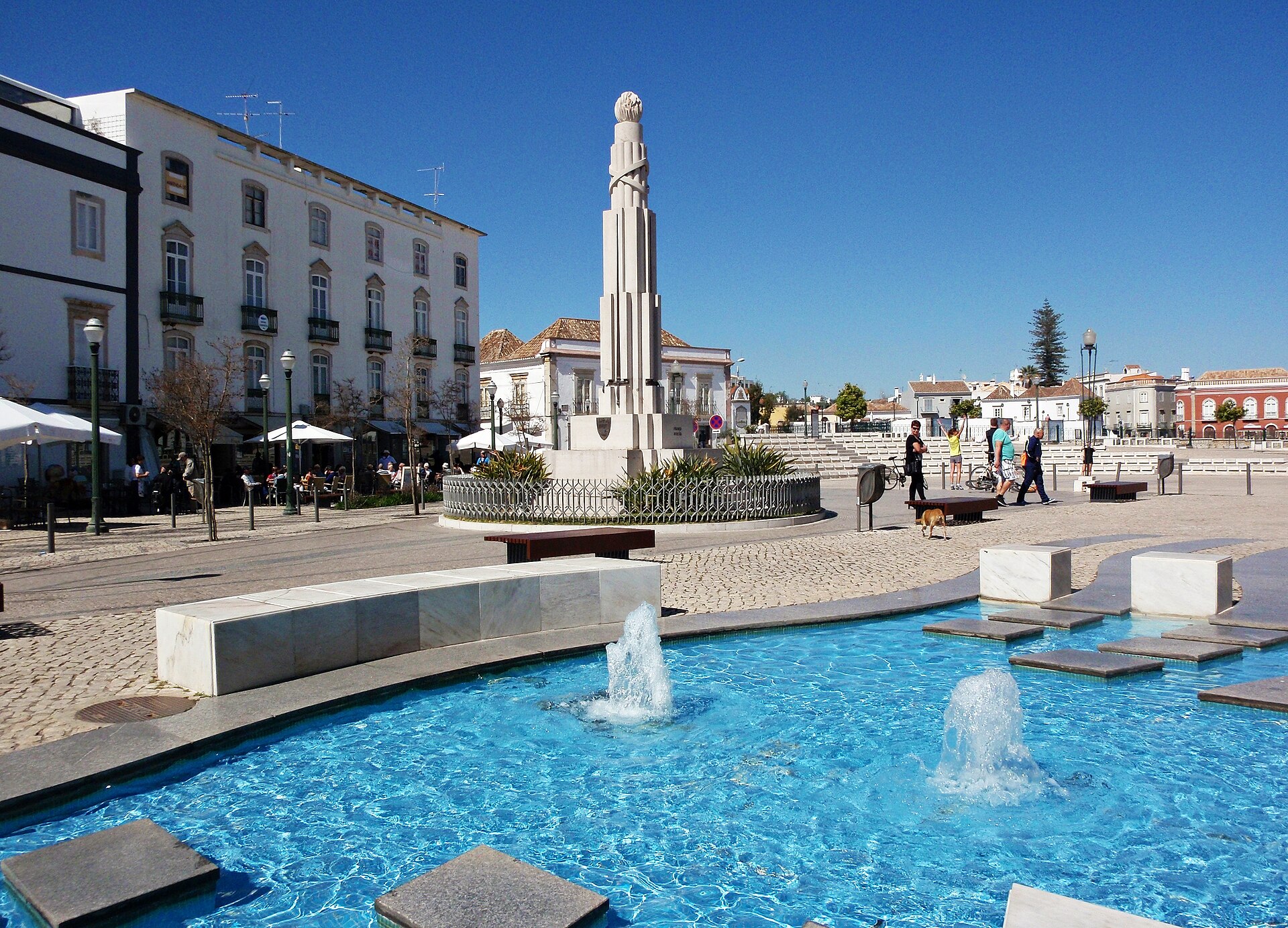 Praça da República - Jose A., CC BY 2.0, Wikimedia Commons (Tavira (Portugal) (33385160445).jpg) 7/9