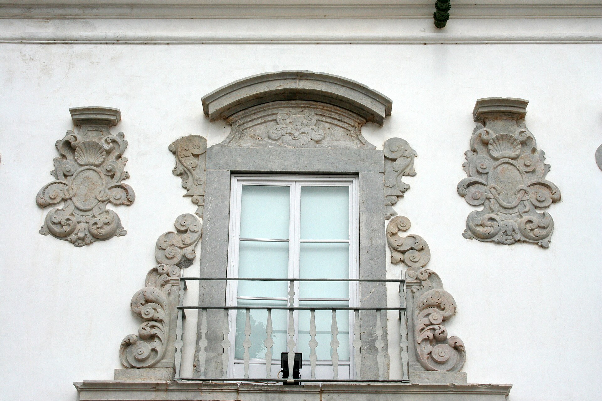 Palácio da Galeria - Alegna13, CC BY-SA 3.0, Wikimedia Commons (Janela do Palácio da Galeria.jpg) 4/5