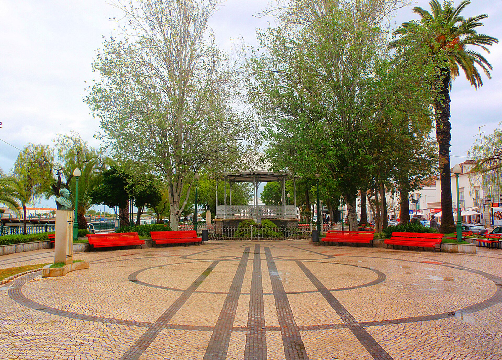 Jardim do Coreto - Jose A., CC BY 2.0, Wikimedia Commons (Bandstand in Jardim Público de Tavira.jpg) 6/8