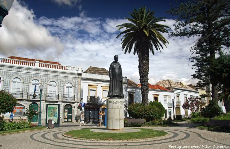 Praça Dr. António Padinha - <a rel="nofollow" class="external text" href="https://www.flickr.com/people/21446942@N00">Vitor Oliveira</a> from Torres Vedras, PORTUGAL 1/6