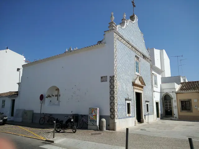 Ermida de São Lázaro - RicardoFilipePereira, CC BY-SA 4.0 <https://creativecommons.org/licenses/by-sa/4.0>, via Wikimedia Commons 3/7