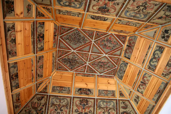 Palace Galeria - Alegna13, CC BY-SA 3.0 <https://creativecommons.org/licenses/by-sa/3.0>, via Wikimedia Commons 3/5