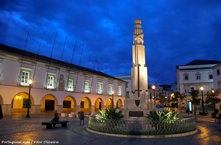 Monumento aos Combatentes - <a rel="nofollow" class="external text" href="https://www.flickr.com/people/21446942@N00">Vitor Oliveira</a> from Torres Vedras, PORTUGAL 1/2