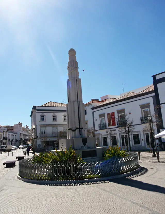 Monumento aos Combatentes - <a rel="nofollow" class="external text" href="https://www.flickr.com/people/91124353@N05">Jose A.</a> 2/2