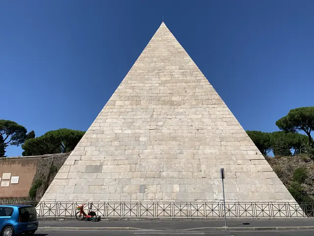 Pyramid of Caius Cestius - <span class="int-own-work" lang="en">Own work</span> 2/7