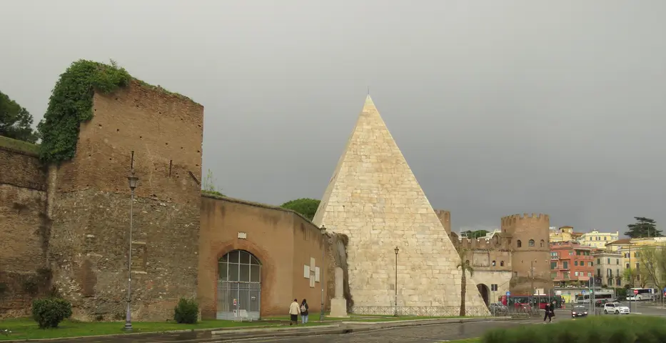 Pyramid of Caius Cestius - <span class="int-own-work" lang="en">Own work</span> 3/7