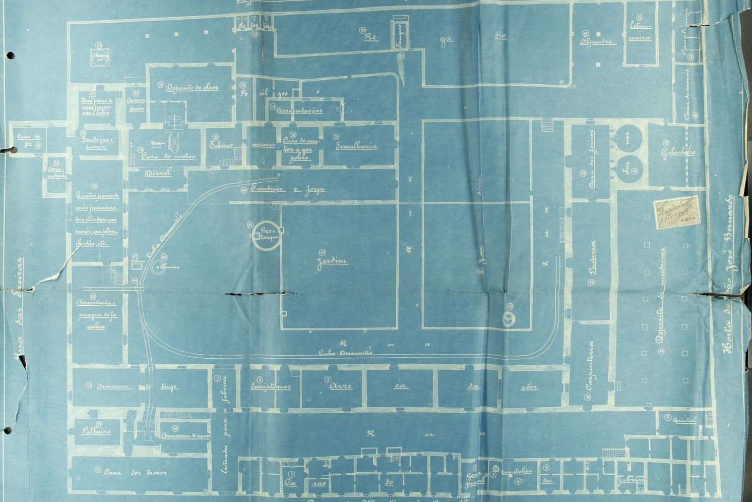 The Bernardas factory in plan, property of J.A. Pacheco, first half of the twentieth century — yard, forge, pasta works and workers' rooms all named by hand. Arquivo Distrital de Faro, 5.ª Circunscrição Industrial (PT/ADFAR/ACD/CI5/004-018/60). Reproduced from Faísca 2024.