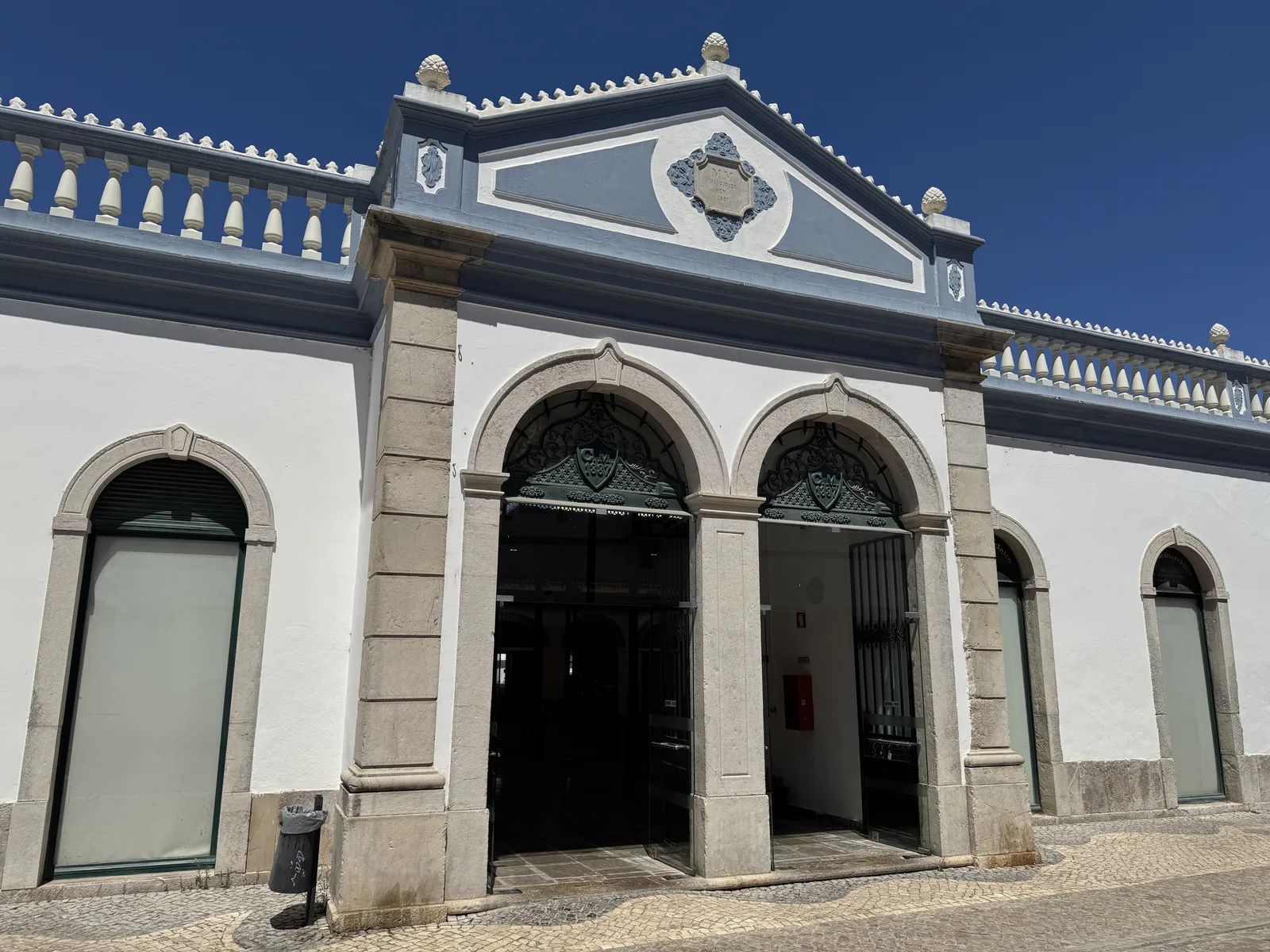 The 1887 entrance front of the Mercado da Ribeira: arched openings, pediment and balustrade. Own photo — Flemming Berthelsen, 2026.