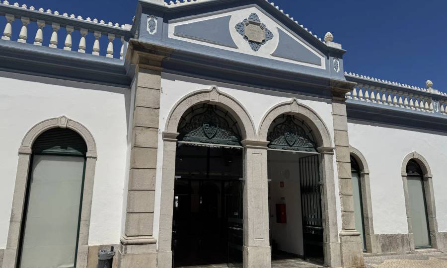 The 1887 entrance front of the Mercado da Ribeira: arched openings, pediment and balustrade. Own photo — Flemming Berthelsen, 2026.