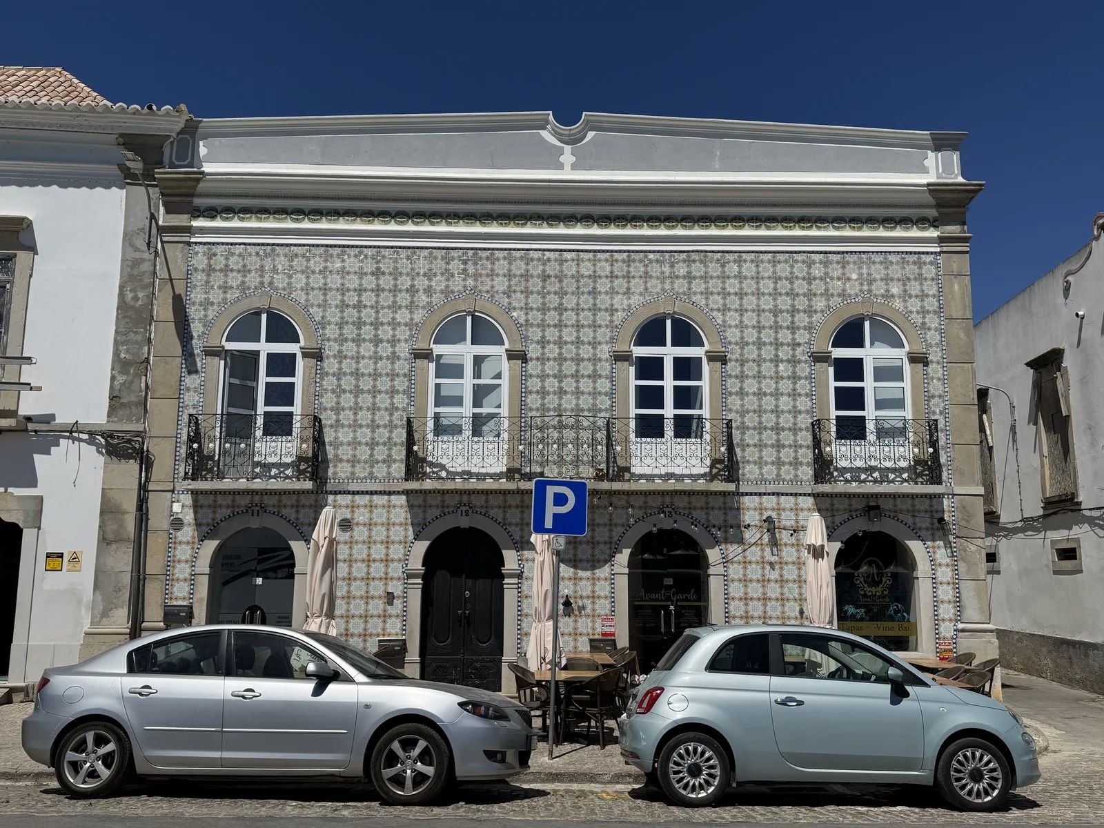 The governor's house in Rua Jacques Pessoa: a tile-clad façade, round-arched windows in a regular beat and a platibanda at the top. Own photo — Flemming Berthelsen, 2026.