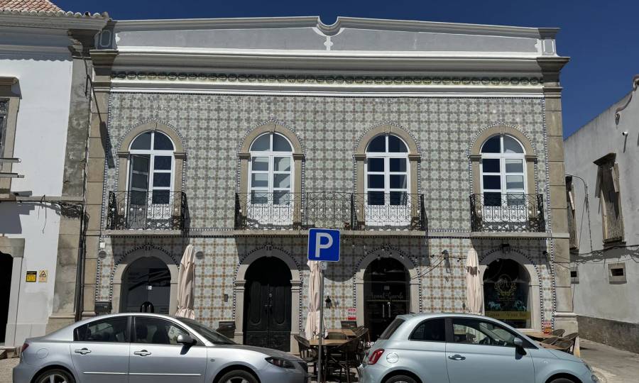 The governor's house in Rua Jacques Pessoa: a tile-clad façade, round-arched windows in a regular beat and a platibanda at the top. Own photo — Flemming Berthelsen, 2026.