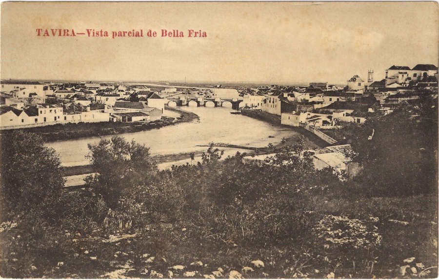 Pont Romain (Ponte Antiga) - Postal Casa de Novidades «Vista parcial de Bella Fria», circulado em 1918 · Col. Jaime da Silva · <a href="https://arquivo.pt/noFrame/replay/20240512220213/http://ww3.aeje.pt/avcultur/avcultur/postais/Tavira01.htm">Aveiro e Cultura – Arquivo Digital</a> 6/12