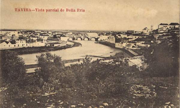 Pont Romain (Ponte Antiga) - Postal Casa de Novidades «Vista parcial de Bella Fria», circulado em 1918 · Col. Jaime da Silva · <a href="https://arquivo.pt/noFrame/replay/20240512220213/http://ww3.aeje.pt/avcultur/avcultur/postais/Tavira01.htm">Aveiro e Cultura – Arquivo Digital</a> 6/12