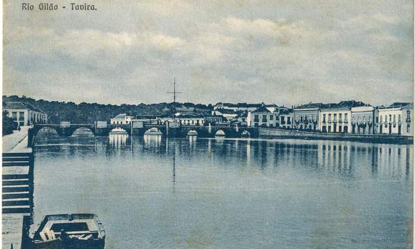 Jardim do Coreto - Postal Tabacaria Popular (Tavira) «Rio Gilão», circulado em 1918 · Col. Jaime da Silva · <a href="https://arquivo.pt/noFrame/replay/20240512220213/http://ww3.aeje.pt/avcultur/avcultur/postais/Tavira01.htm">Aveiro e Cultura – Arquivo Digital</a> 4/8