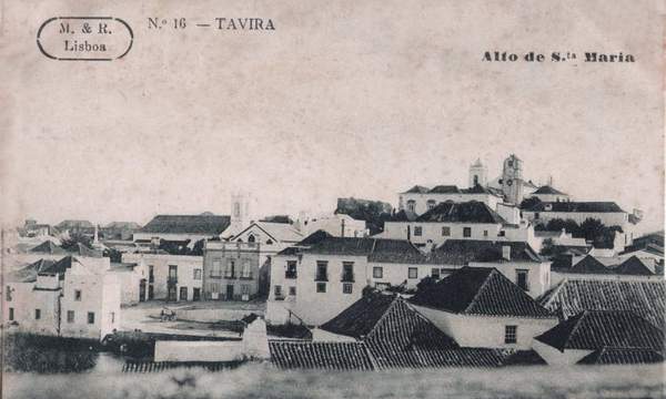 Igreja de Santa Maria do Castelo - Postal M. & R. (Lisboa) n.º 16 «Alto de S.ta Maria», usado em 1910 · Col. A. Monge da Silva · <a href="https://arquivo.pt/noFrame/replay/20240512221721/http://ww3.aeje.pt/avcultur/avcultur/Postais4/Tavira02.htm">Aveiro e Cultura – Arquivo Digital</a> 2/10