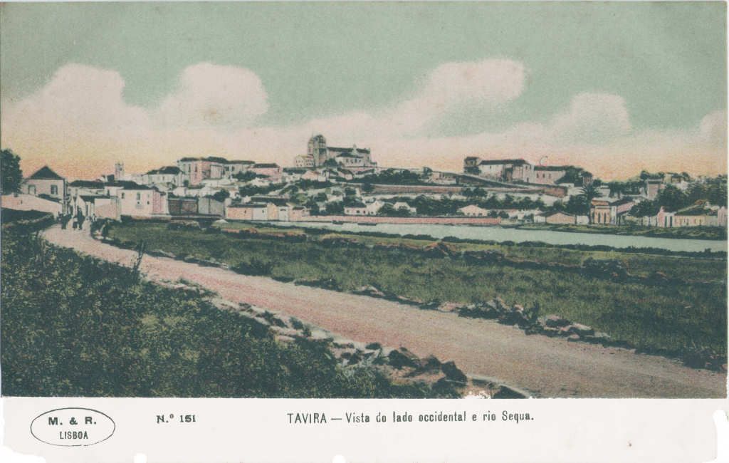 Castelo de Tavira (Château de Tavira) - Postal M. & R. (Lisboa) n.º 151 «Vista do lado occidental e rio Sequa», usado em 1910 · Col. A. Monge da Silva · <a href="https://arquivo.pt/noFrame/replay/20240512221721/http://ww3.aeje.pt/avcultur/avcultur/Postais4/Tavira02.htm">Aveiro e Cultura – Arquivo Digital</a> 5/6