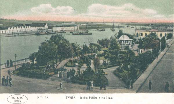 Jardim do Coreto - Postal M. & R. (Lisboa) n.º 152 «Jardim Publico e rio Gilão», c. 1909 · Col. A. Monge da Silva · <a href="https://arquivo.pt/noFrame/replay/20240512221721/http://ww3.aeje.pt/avcultur/avcultur/Postais4/Tavira02.htm">Aveiro e Cultura – Arquivo Digital</a> 5/8
