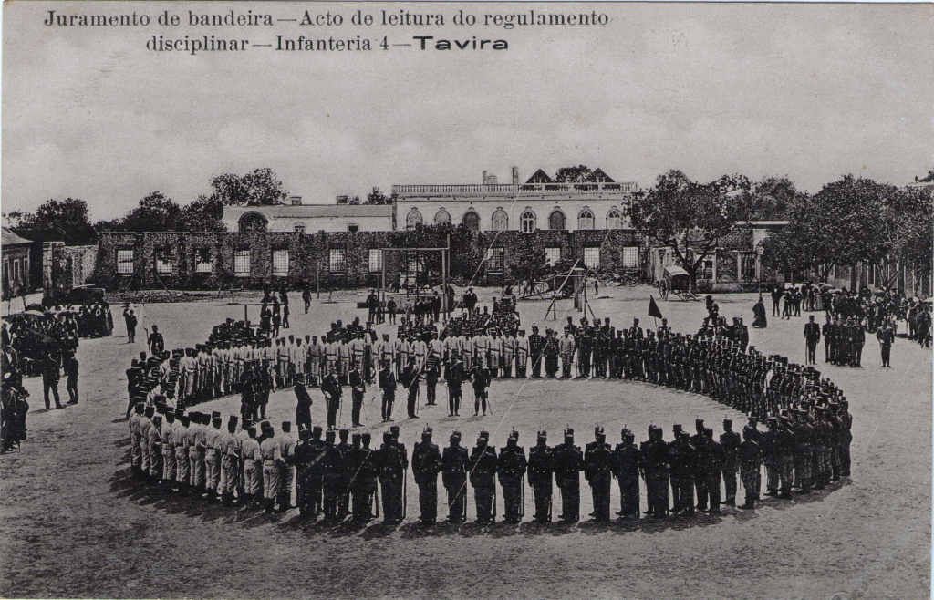 Quartel da Atalaia - Postal J. Vianna (Lisboa) n.º 4989 «Juramento de bandeira – Infanteria 4», c. 1909 · Col. A. Monge da Silva · <a href="https://arquivo.pt/noFrame/replay/20240512221721/http://ww3.aeje.pt/avcultur/avcultur/Postais4/Tavira02.htm">Aveiro e Cultura – Arquivo Digital</a> 2/2