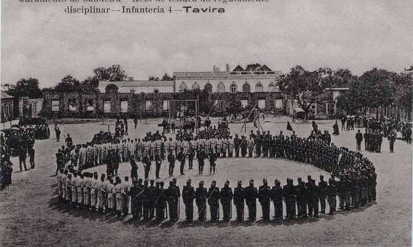 Quartel da Atalaia - Postal J. Vianna (Lisboa) n.º 4989 «Juramento de bandeira – Infanteria 4», c. 1909 · Col. A. Monge da Silva · <a href="https://arquivo.pt/noFrame/replay/20240512221721/http://ww3.aeje.pt/avcultur/avcultur/Postais4/Tavira02.htm">Aveiro e Cultura – Arquivo Digital</a> 2/2