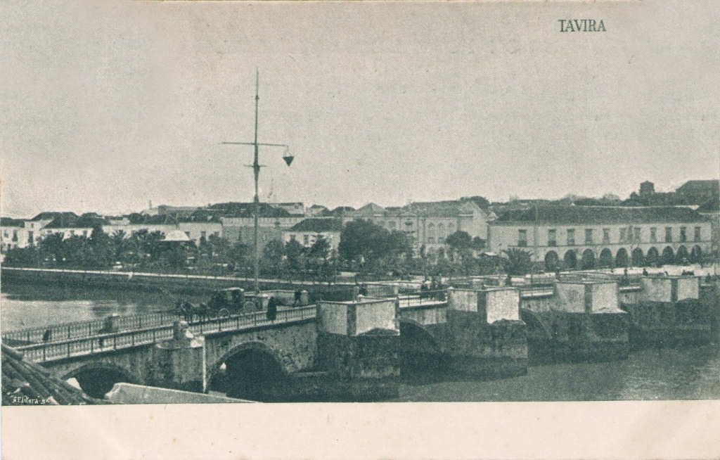 Pont Romain (Ponte Antiga) - Postal «Tavira» (A Editora), usado em 1910 · Col. A. Monge da Silva · <a href="https://arquivo.pt/noFrame/replay/20240512221721/http://ww3.aeje.pt/avcultur/avcultur/Postais4/Tavira02.htm">Aveiro e Cultura – Arquivo Digital</a> 7/12