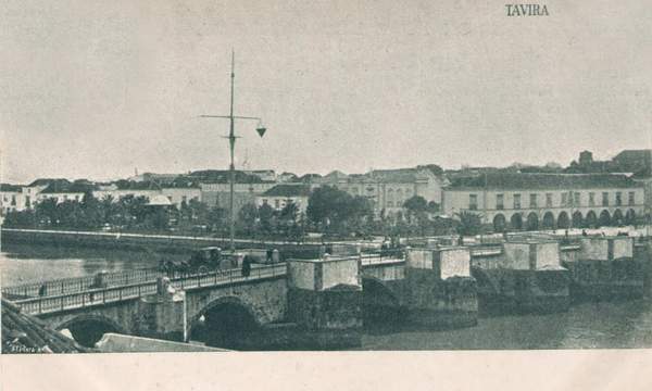 Pont Romain (Ponte Antiga) - Postal «Tavira» (A Editora), usado em 1910 · Col. A. Monge da Silva · <a href="https://arquivo.pt/noFrame/replay/20240512221721/http://ww3.aeje.pt/avcultur/avcultur/Postais4/Tavira02.htm">Aveiro e Cultura – Arquivo Digital</a> 7/12